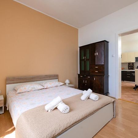 Apartment Dobric Коромачно Екстер'єр фото